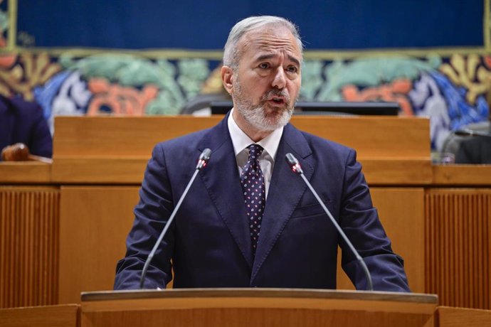 El presidente de Aragón, Jorge Azcón, pronuncia su discurso durante el primer Debate sobre el Estado de la Comunidad de su mandato, a 16 de octubre de 2024, en Zaragoza, Aragón (España).  