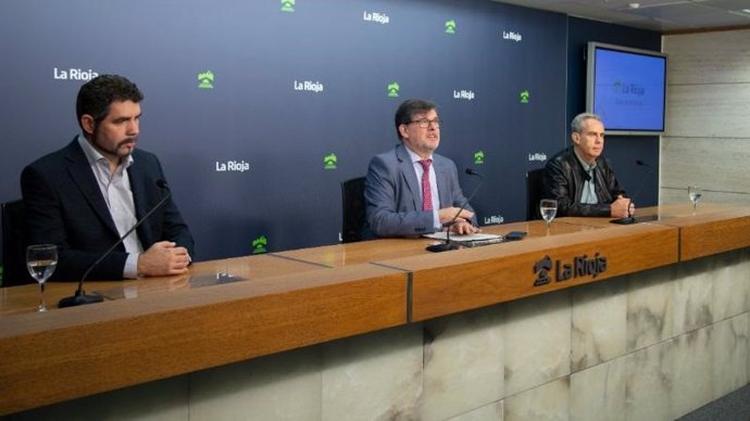 El director general de Empresa, Energías e Internacionalización, Amadeo Lázaro. Lo han acompañado el director gerente de Double Cork, Francisco Flor, y el director de Altavitis Technologies, Javier Tardáguila