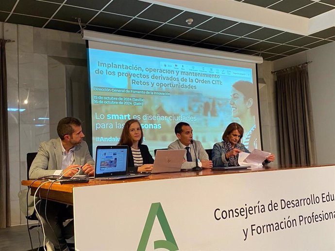 La directora general de Fomento de la Innovación, Nieves Valenzuela, en una ronda de reuniones celebradas en Sevilla y Jaén con los responsables designados por los ayuntamientos y las diputaciones implicadas en el desarrollo las iniciativas aprobadas.