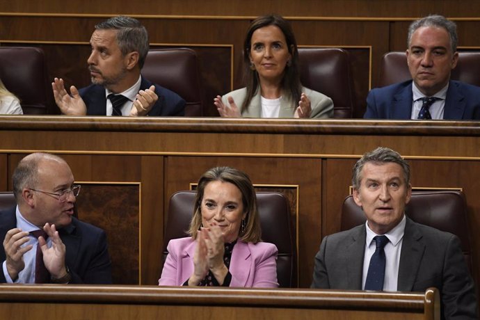 (I-D) El portavoz del PP en el Congreso, Miguel Tellado; la secretaria general del PP, Cuca Gamarra y el presidente del PP, Alberto Núñez Feijóo, durante una sesión de control al Gobierno, en el Congreso de los Diputados, a 16 de octubre de 2024, en Madri