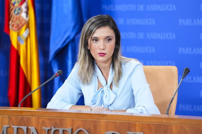 La portavoz adjunta del Grupo Parlamentario Socialista, María Márquez, durante la ronda de ruedas de prensa de portavoces de los grupos parlamentarios en el Parlamento de Andalucía, a 16 de octubre de 2024 en Sevilla (Andalucía, España). Los portavoces de