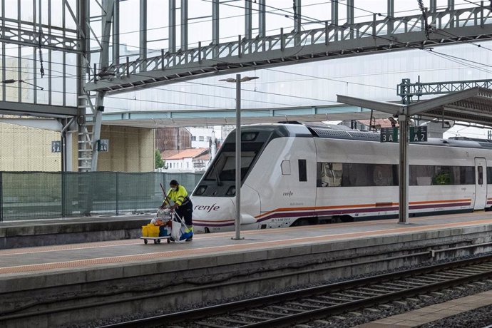 Archivo - Una trabajadora de la limpieza trabaja en los andenes en la estación de trenes, a 24  de agosto de 2022, en Santiago de Compostela, A Coruña, Galicia, (España).