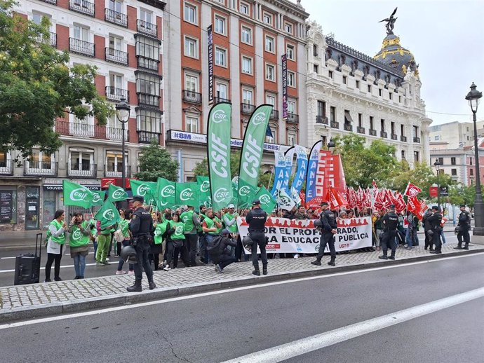 Los principales sindicatos educativos se concentran frente a la Consejería de Educación para reclamar una bajada del horario lectivo y de las ratios, este miércoles 16 de octubre, en Madrid.