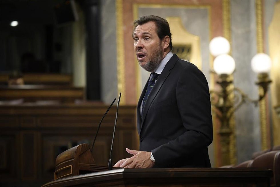 El ministro de Transporte y Movilidad Sostenible, Óscar Puente, interviene durante una sesión plenaria, en el Congreso de los Diputados, a 16 de octubre de 2024, en Madrid (España). El PP y Vox preguntan sobre el 'caso Koldo' y otras causas de corrupció