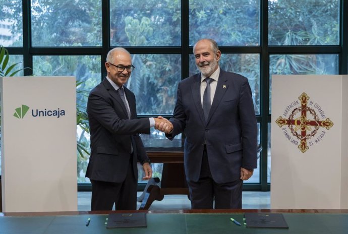 El CEO de Unicaja, Isidro Rubiales, y el presidente de la Agrupación de Cofradías de Semana Santa de Málaga, José Carlos Garín