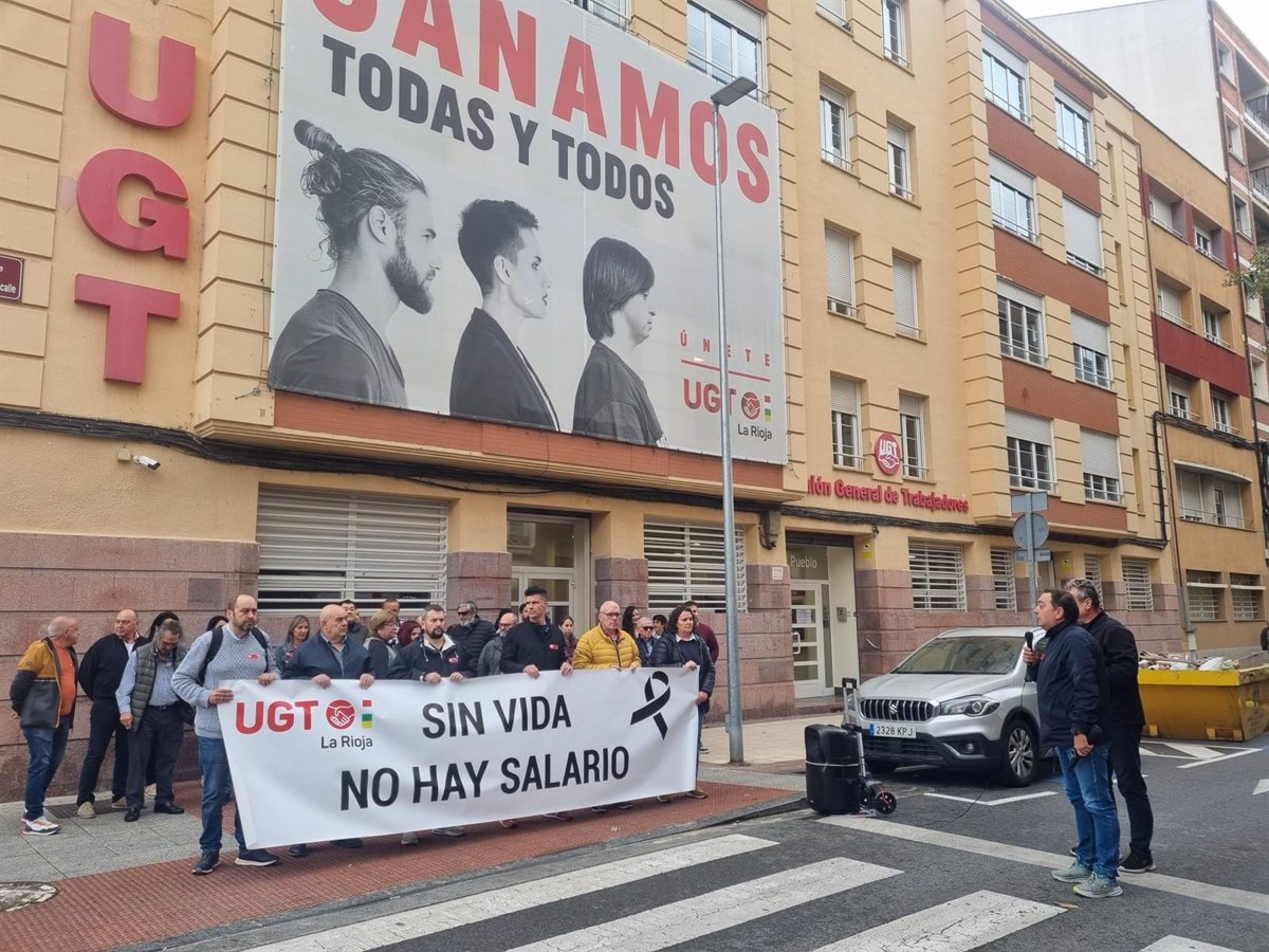 UGT se concentra en solidaridad y recuerdo del último trabajador fallecido, este martes en Nájera, en accidente laboral