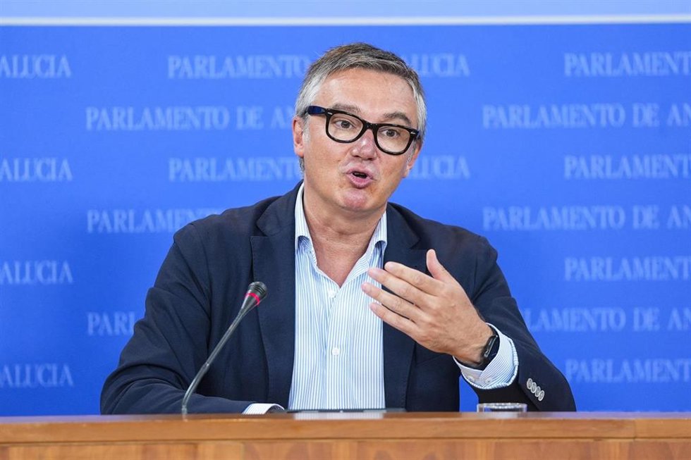 El portavoz del Grupo Parlamentario Vox, Manuel Gavira, durante la ronda de ruedas de prensa de portavoces de los grupos parlamentarios en el Parlamento de Andalucía, a 16 de octubre de 2024 en Sevilla (Andalucía, España). Los portavoces de los grupos p