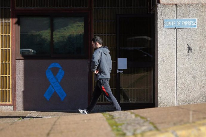 Archivo - Un hombre camina junto a la fábrica de Alcoa, a 24 de enero de 2024, en San Cibrao, Lugo, Galicia (España). Alcoa solicitó el pasado 22 de enero a los trabajadores de la fábrica de San Cibrao y al comité de empresa “acordar retrasar” el arranque