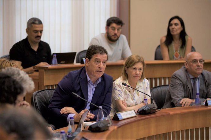 Archivo - El portavoz del Grupo Parlamentario Socialista, José Ramón Gómez Besteiro, interviene en el Parlamento gallego