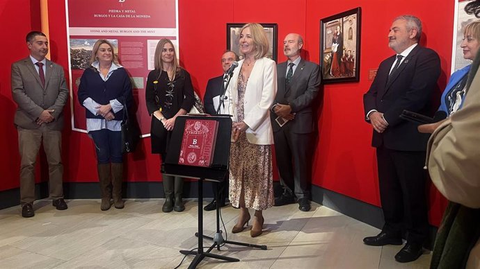 La directora general de la Fábrica Nacional de Moneda y Timbre, Isabel Valldecabres, Rafael Feria, y autoridades de la ciudad y la provincia.