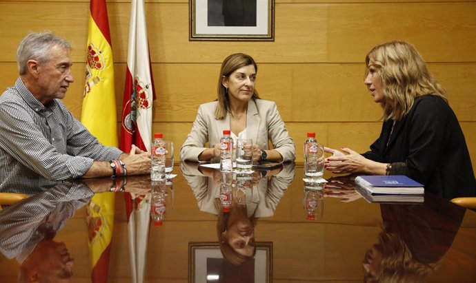 La presidenta de Cantabria, María José Sáenz de Buruaga, recibe a la alcaldesa de Polanco, Rosa Díaz.