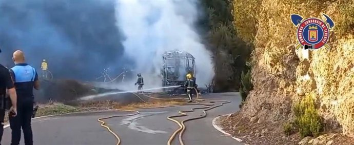 Un incendio calcina una guagua de transporte escolar vacía en Los Realejos
