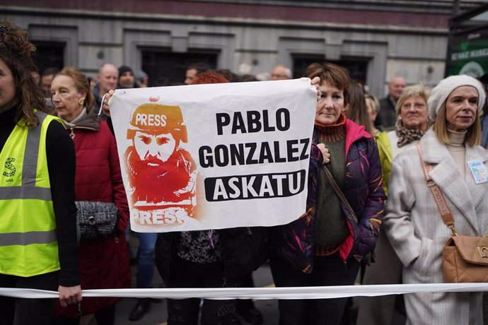 Archivo - Varias personas sujetan un cartel con la cara del periodista Pablo González durante una manifestación por la convivencia, a 13 de enero de 2024, en Bilbao, Vizcaya, Euskadi (España). La protesta, convocada por Sare bajo el lema ‘Konponbiderako G