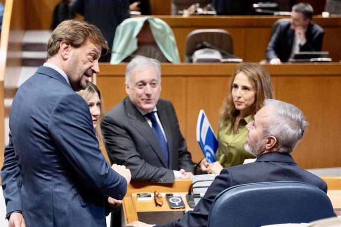 El presidente del Gobierno de Aragón, Jorge Azcón, conversa con los diputados del PP María Navarro, Mar Vaquero, Octavio López y Fernando Ledesma, antes del Debte sobre el estado de la Comunidad.