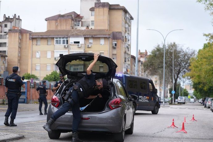 Imagen de efectivos policiales en el Polígono Sur de Sevilla este miércoles por la mañana