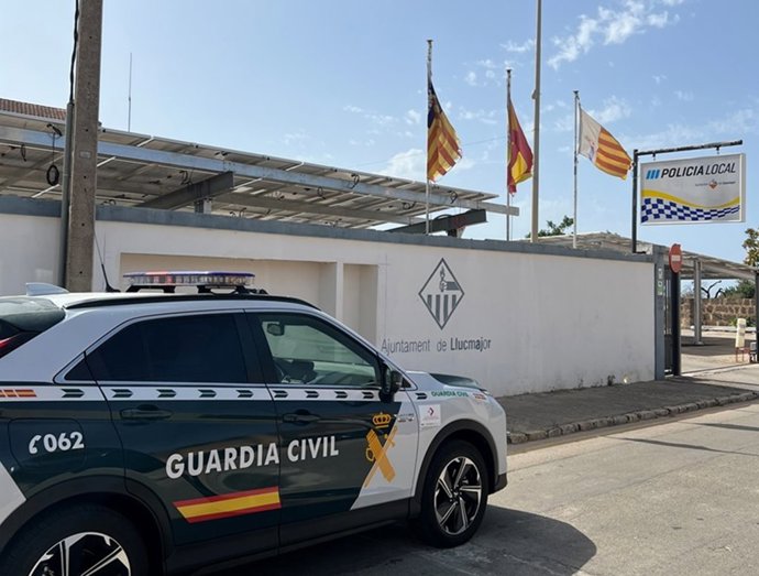 Archivo - Coche patrulla de la Guardia Civil frente al cuartel de la Policía Local de Llucmajor.