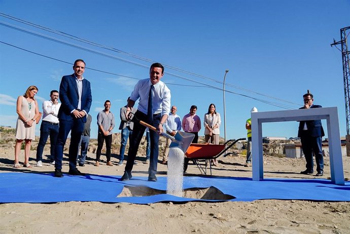 El presidente de la Diputación de Almería, Javier Aureliano García, pone la primera piedra del edificio polivalente de Antas (Almería).