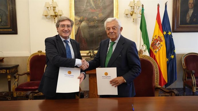 El presidente de la Autoridad Portuaria de Sevilla, Rafael Carmona, y el presidente de la Cámara de Comercio de Sevilla, Francisco Herrero, durante la firma del protocolo.