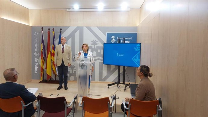 El teniente de alcalde de Movilidad y Polígonos Industriales, Antoni Deudero, y la portavoz del Ayuntamiento de Palma, Mercedes Celeste, en rueda de prensa.