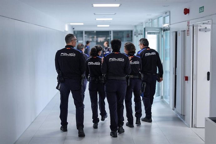 Miembros de Policía Municipal en la renovada sede de la calle Plomo