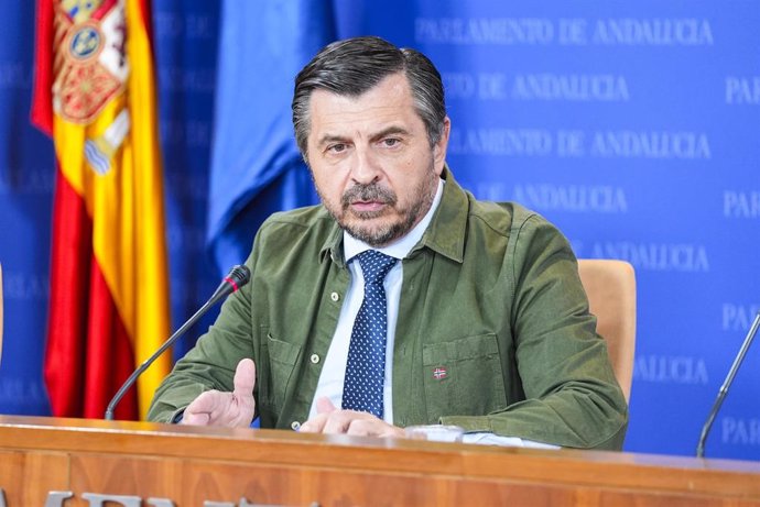 El portavoz del Grupo Parlamentario Popular, Toni Martín, este miércoles en rueda de prensa en el Parlamento. 