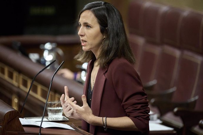 La secretaria general de Podemos, Ione Belarra, interviene durante una sesión de control al Gobierno, en el Congreso de los Diputados, a 9 de octubre de 2024, en Madrid (España).