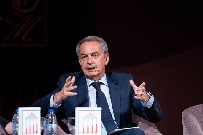 El expresidente del Gobierno, José Luis Rodríguez Zapatero, durante la presentación del libro 'La democracia y sus derechos', en el Ateneo de Madrid, a 24 de septiembre de 2024, en Madrid (España). El libro hace un repaso a las leyes que definieron su gob