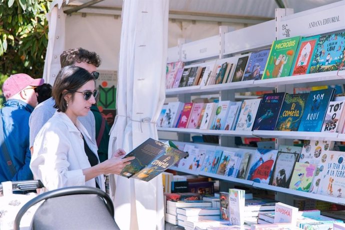 Visitantes de la Plaça del Llibre de València.