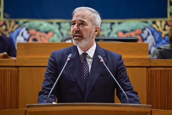 El presidente de Aragón, Jorge Azcón, pronuncia su discurso durante el primer Debate sobre el Estado de la Comunidad de su mandato, a 16 de octubre de 2024, en Zaragoza, Aragón (España).  