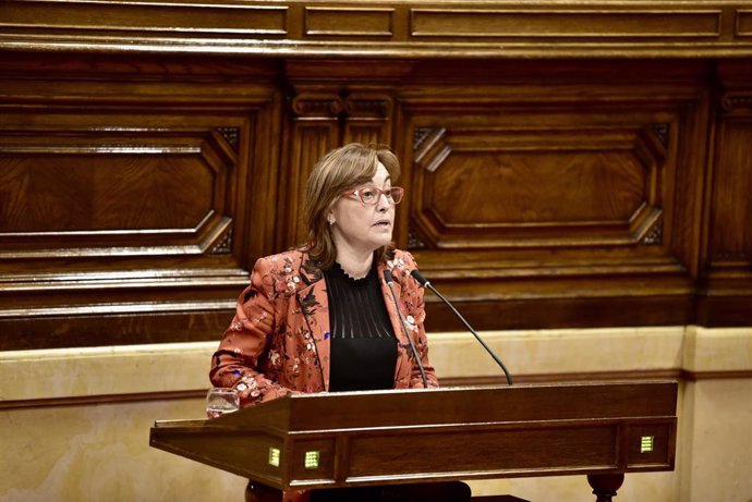 La portavoz del Govern y consellera de Territorio, Vivienda y Transición Ecológica, Sílvia Paneque, en el pleno de este miércoles