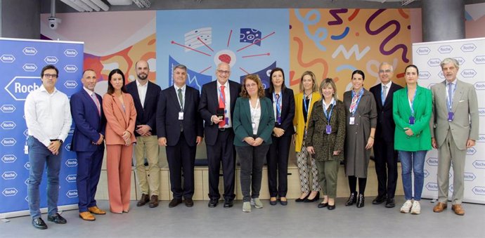 Miembros de la la Comisión de Industria del Congreso visitan el centro Informatics Madrid de Roche.