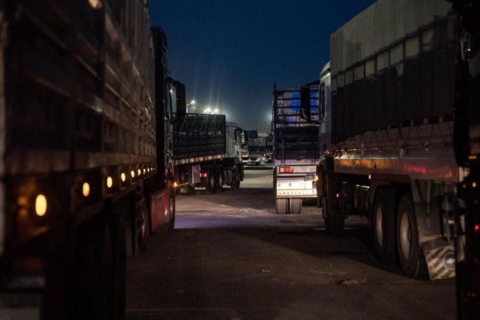 Convoy de camiones con ayuda humanitaria enviados al norte de la Franja de Gaza