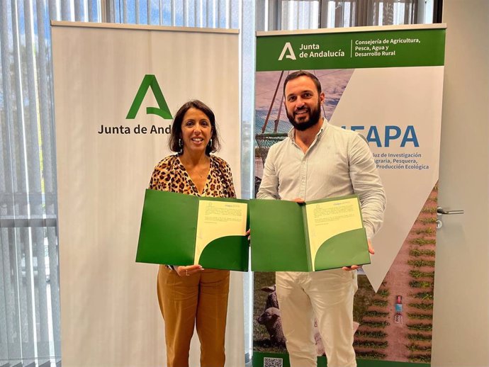 La presidenta del Instituto Andaluz de Investigación y Formación Agraria, Pesquera, Alimentaria y de la Producción Ecológica (Ifapa), Marta Bosquet , y el presidente de la Fundación Centro Tecnológico Acuicultura de Andalucía (Ctaqua), Francisco Romero.