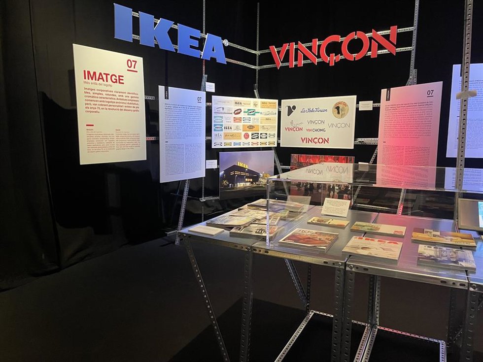 Exposición '100 objetos de Ikea que nos hubiese gustado tener en Vinon' en el DHub Barcelona