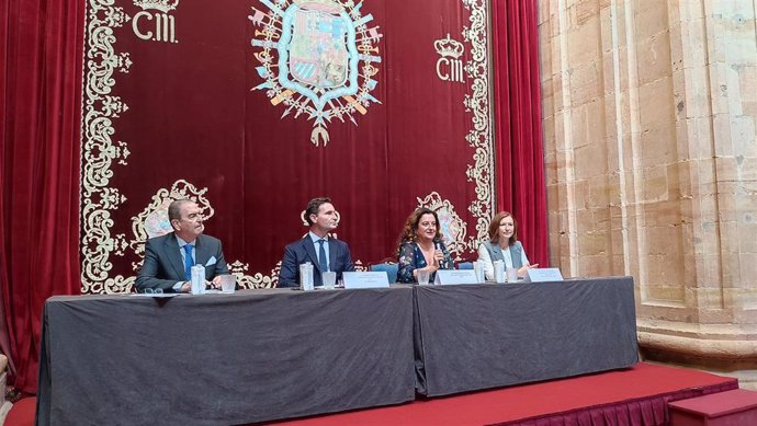 La vicepresidenta de Compromiso Asturias XXI y profesora titular de RSC, Eugenia Suárez, junto al cónsul de Ecuador para Asturias y Cantabria, Rafael Bustamante; y El concejal de Relaciones Institucionales del Ayuntamiento de Gijón, Jorge Palacios.