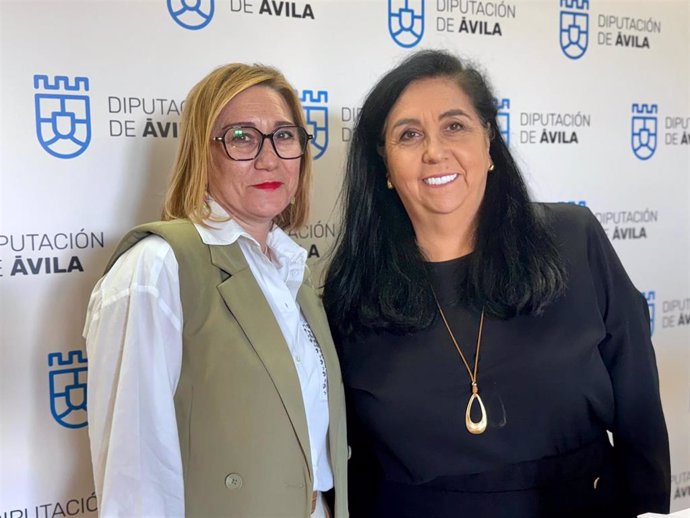 La vicepresidenta segunda y diputada de Familia, Dependencia y Oportunidades, Beatriz Díaz, junto a la técnico del Programa Provincial de Drogas, Carmen González