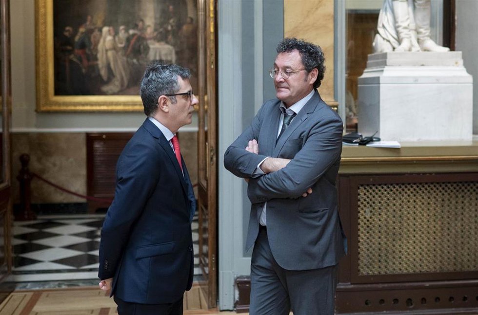 Archivo - El ministro de la Presidencia, Justicia y Relaciones con las Cortes, Félix Bolaños (i) charla con el fiscal general del Estado, Álvaro García Ortiz, en el Senado antes de la toma de posesión del presidente del Consejo General de la Abogacía Es