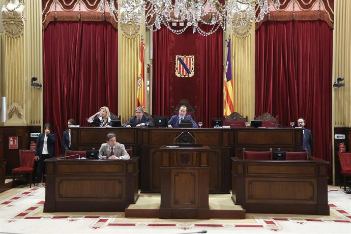 El presidente del Parlament Balear, Gabriel Le Senne, durante la sesión plenaria del Parlament Balear en la que el presidente, Gabriel Le Senne, ha expulsado a las vicepresidenta segunda y secretaria segunda de la Mesa, Mercedes Garrido y Pilar Costa.
