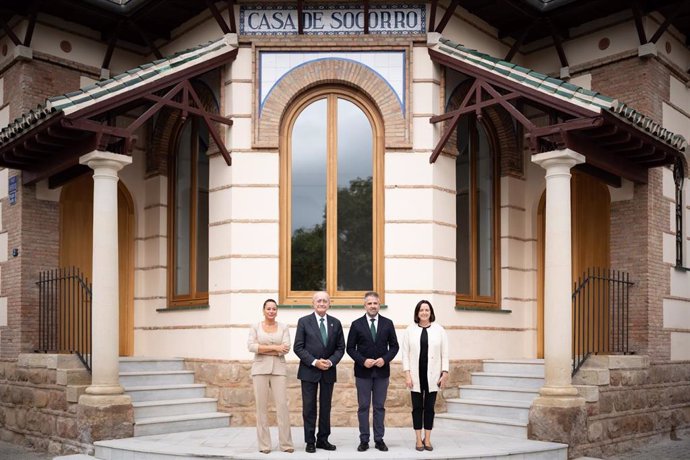 El alcalde de Málaga, Francisco de la Torre, junto a los concejales delegados de Innovación, Cultura y Economía y Fondos de la UE, Alicia Izquierdo, Marina Pineda y Carlos Conde, respectivamente,  en la nueva incubadora de la red municipal