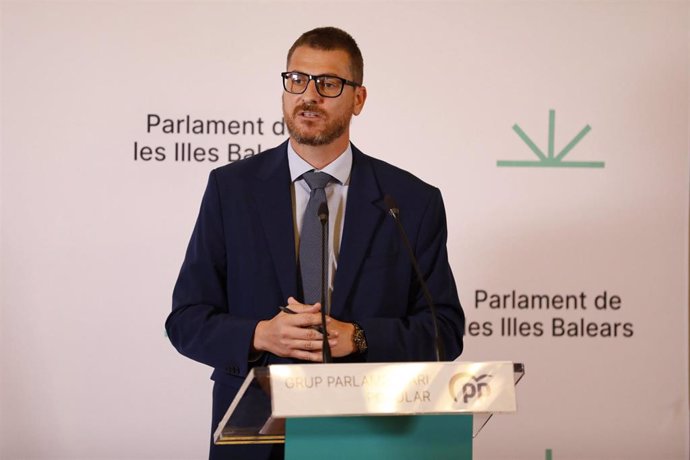 El portavoz del grupo Popular del Parlament Balear, Sebastià Sagrera, durante una rueda de prensa.