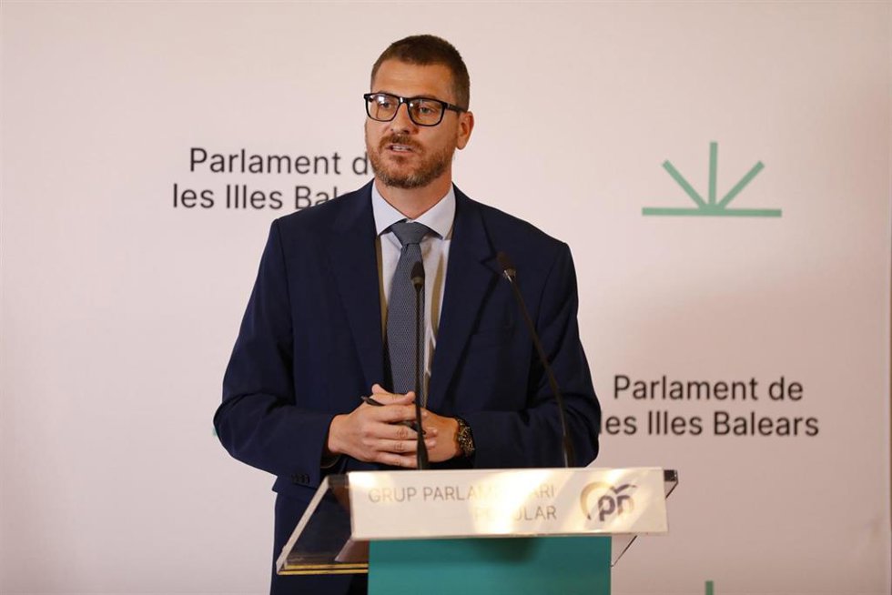 El portavoz del grupo Popular del Parlament Balear, Sebasti Sagrera, durante una rueda de prensa.
