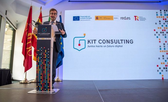 El subdelegado del Gobierno en Sevilla, Francisco Toscano, en la presentación del programa Kit Consulting.