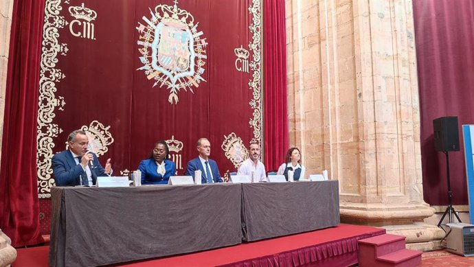 La Directora de Conecta Iberoamérica, Yohania de Armas; el director general de FADE, Alberto González; el alcalde de Siero, Ángel García; y la Directora de Organización y Personas de la Territorial Noroeste del Banco Sabadell, Sonia García.