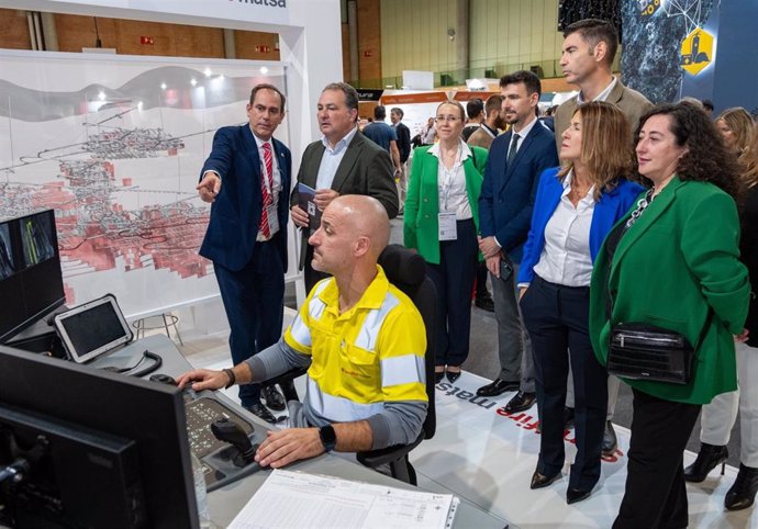 Visita del presidente de la Diputación de Huelva, David Toscano, a las empresas onubenses que participan en el Salón Internacional de la Minería Metálica.