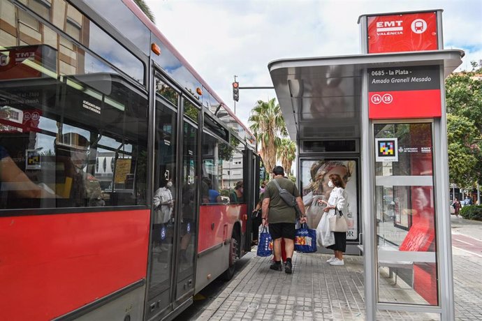 Archivo - Imagen de archivo de un autobús y de una parada de la EMT de València. 