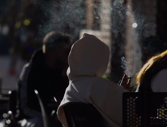 Archivo - Una persona fumando en una terraza