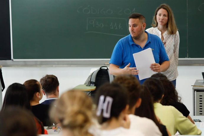 Archivo - Estudiantes murcianos encaran la primera jornada de la EBAU en Murcia