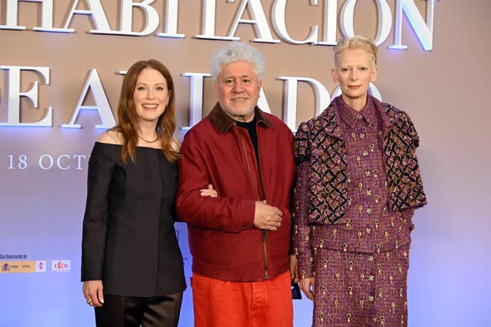 (I-D) Julianne Moore, Pedro Almodóvar y Tilda Swinton posan en el photocall de la película 'La habitación de al lado', a 16 de octubre de 2024, en Madrid (España).