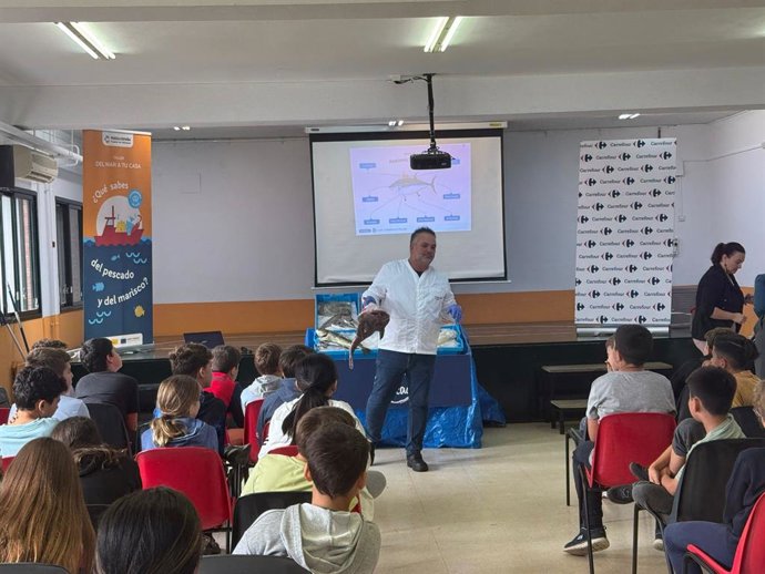 Taller impartido por Pesca España, en colaboración con Carrefour, ante un grupo de niños.
