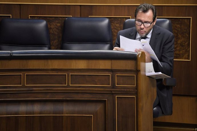 El ministro de Transportes y Movilidad Sostenible, Óscar Puente, durante una sesión de control al Gobierno, en el Congreso de los Diputados, a 16 de octubre de 2024, en Madrid (España). El PP y Vox preguntan sobre el 'caso Koldo' y otras causas de corrupc